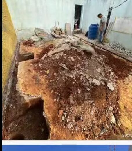 Terreno antes, com entulho e escavação