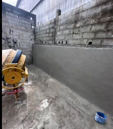 Muro de arrimo depois, com chapisco e reboco