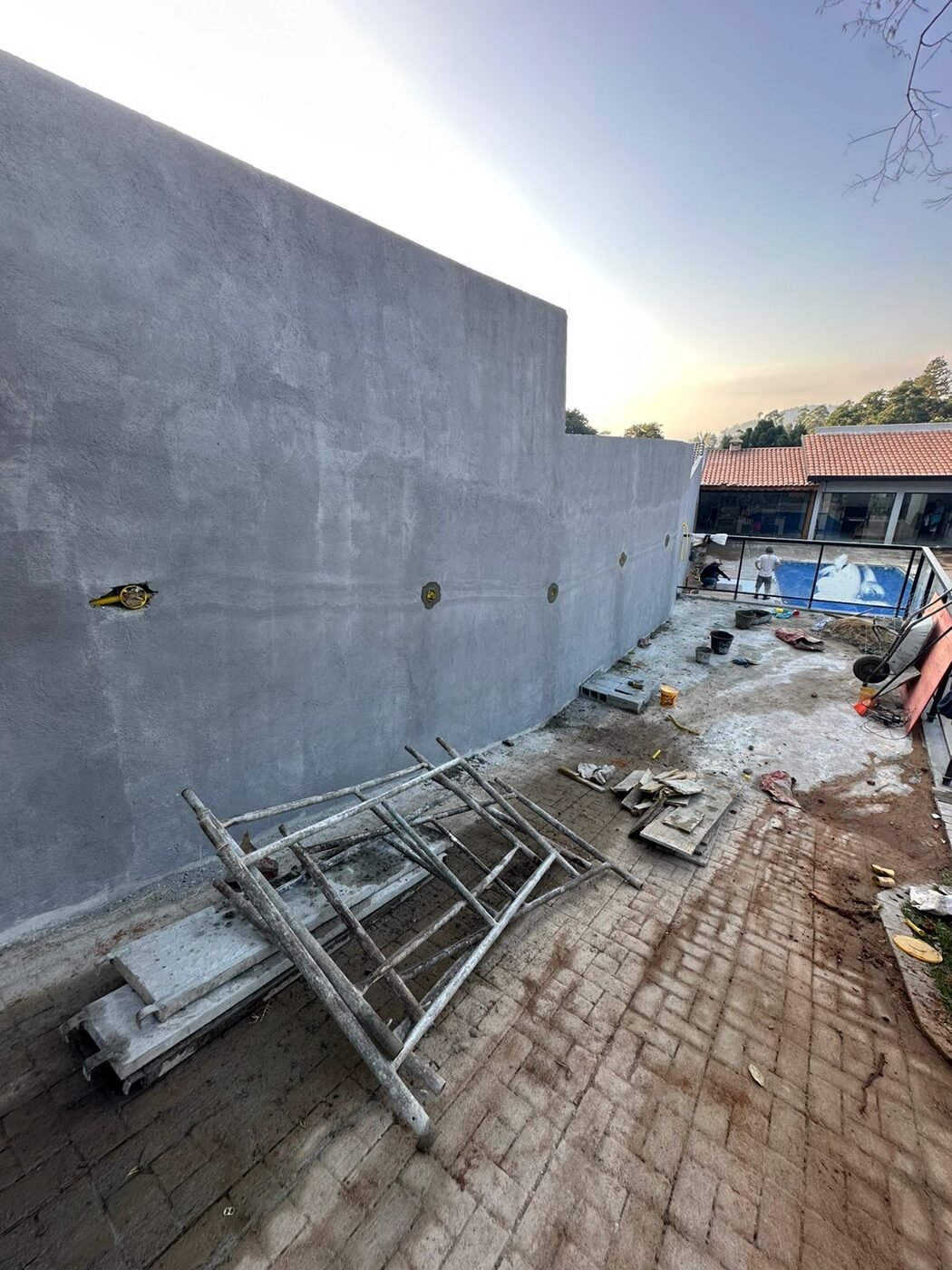 Muro com chapisco e reboco finalizado