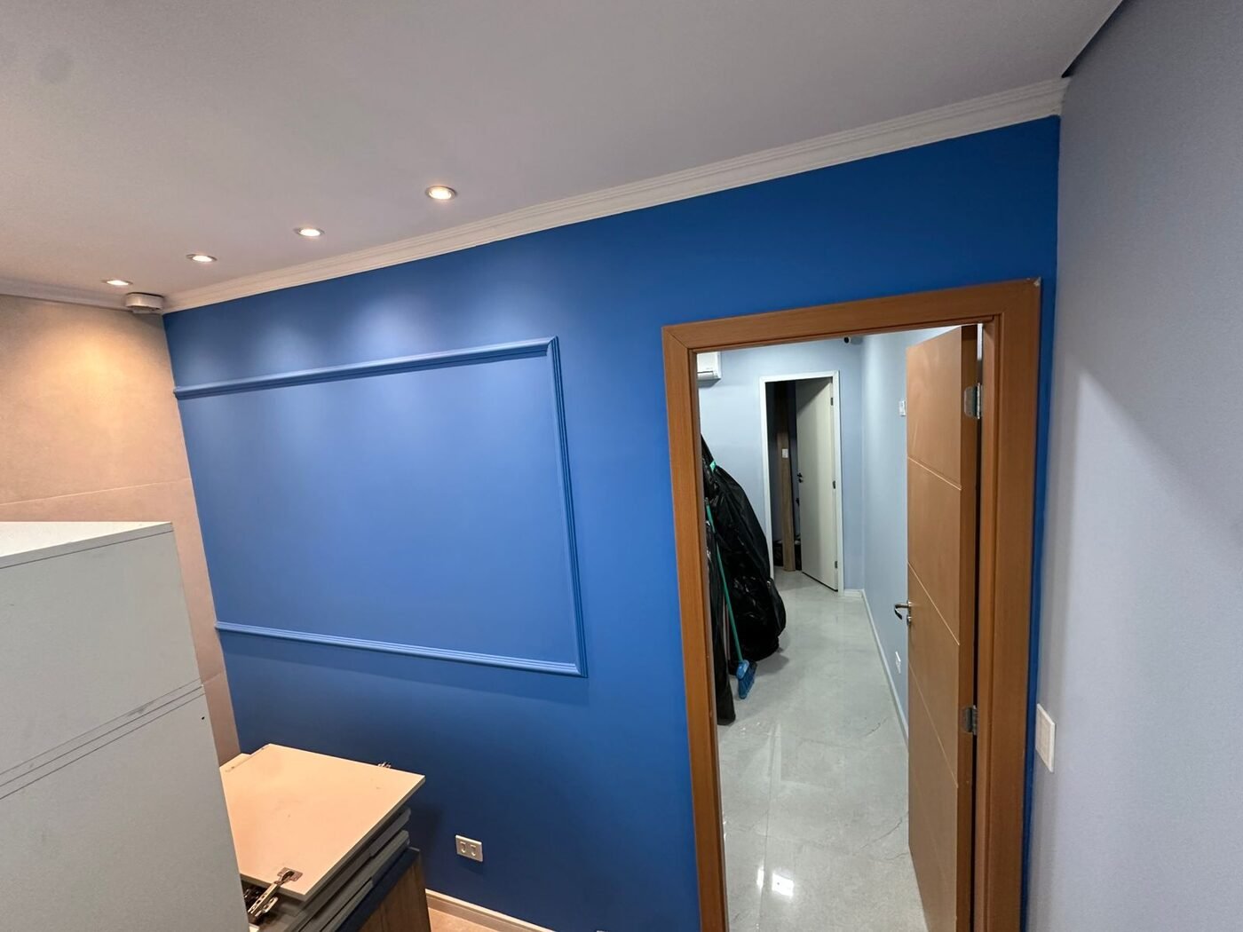 Pintura residencial com moldura decorativa