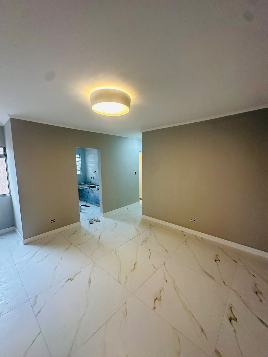 Sala com piso em porcelanato instalado na diagonal