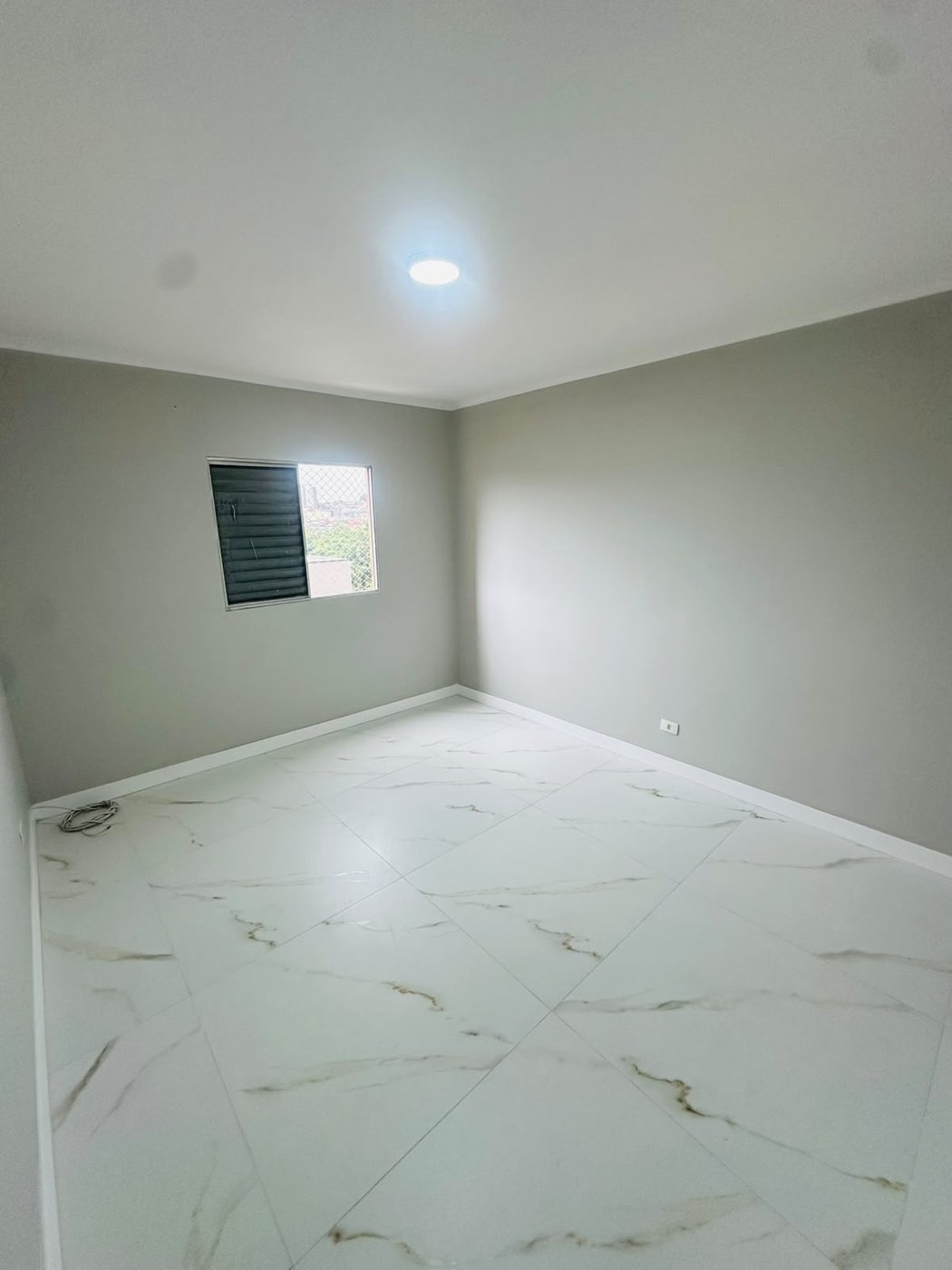 Quarto com piso em porcelanato e pintura finalizada