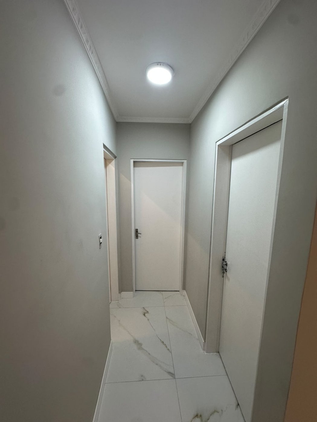 Corredor de apartamento com piso em porcelanato
